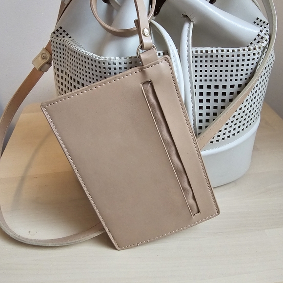 🍋 Vegan leather festival bucket bag with punch out detail - Picture 2 of 13